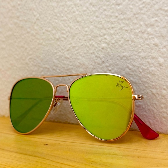 Betsey Johnson reflective aviator sunglasses - Picture 1 of 5